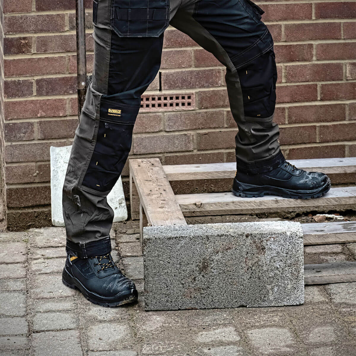 DEWALT Douglas Men's Waterproof Steel Toe Safety Boot - Image 3